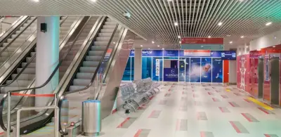多莫杰多沃机场航空快线航站楼扶梯旁的胶囊酒店位置