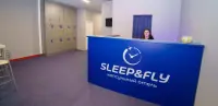 Стойка регистрации капсульного отеля Sleep & Fly с администратором и зоной локеров в GettSleep Аэроэкспресс Домодедово