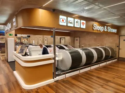 クラスノヤルスク空港第1ターミナル2階のカプセルホテル「Sleep & Shower」：受付とガラス仕切りの奥のカプセル