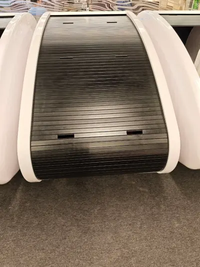 Capsule Solo fermée par son volet roulant, pour dormir à l’abri des regards dans le terminal de l’aéroport de Krasnoïarsk