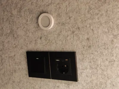Prise 220 V avec ports USB-A et USB-C, interrupteur et lampe LED dans la capsule Solo