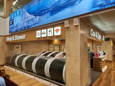 クラスノヤルスク空港2階の待合ホール横にある「Sleep & Shower」の看板とカプセルエリア