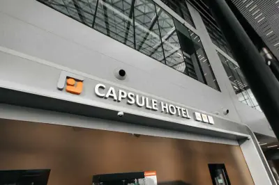 Вывеска капсульного отеля GettSleep на потолке терминала C аэропорта Толмачёво Новосибирск