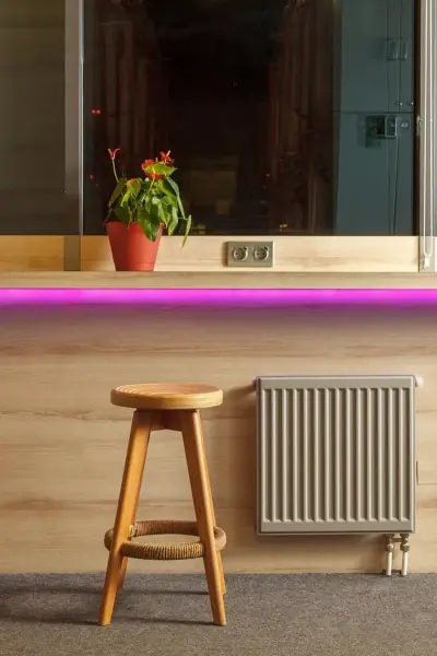 Зона отдыха с зеркалами, фиолетовой LED-подсветкой и барными стульями в GettSleep Аэроэкспресс