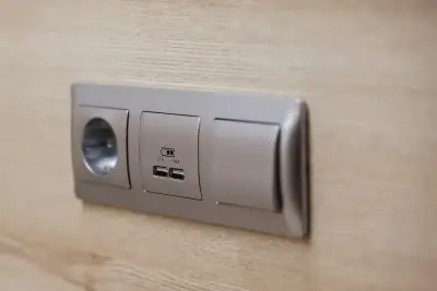 Встроенные USB-порты и розетка на стене капсулы в отеле GettSleep Аэроэкспресс Шереметьево