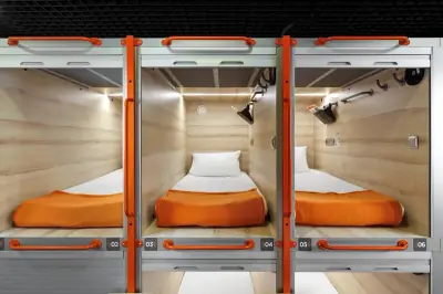 GettSleep Aeroexpress单人上铺胶囊舱俯视图枕头橙色床品