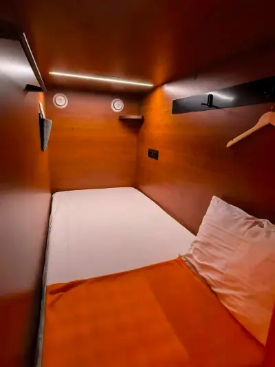 Интерьер нижней капсулы Сингл: кровать — GettSleep Терминал B Шереметьево