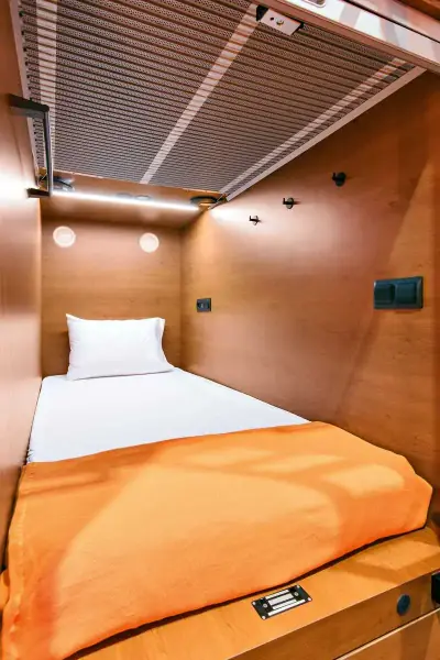Кровать нижней одиночной капсулы GettSleep с красной внутренней подсветкой