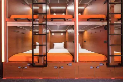Ряд нижних одиночных капсул GettSleep с оранжевой внутренней подсветкой