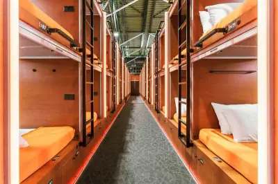 Зал двойных капсул GettSleep со шторками для приватности на нескольких подах