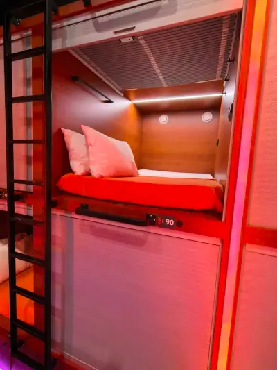 Внешний вид ряда двойных капсул GettSleep с лестницами и оранжевой LED-подсветкой