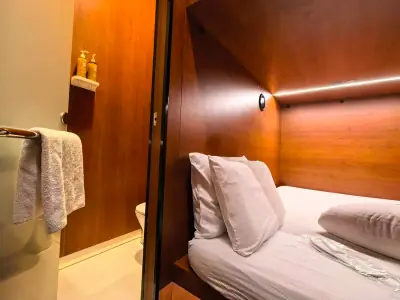 Крупный план ручки входной двери нижней капсулы Инь-Ян GettSleep с деревянным обрамлением