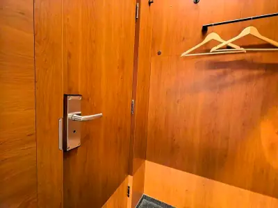 Крупный план большой круглой лейки тропического душа в мини-номере Инь-Ян GettSleep
