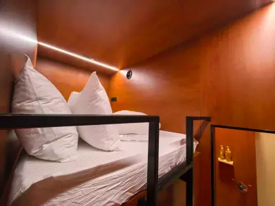 Частная ванная верхнего мини-номера Инь-Ян GettSleep с феном и открытой стеклянной дверью