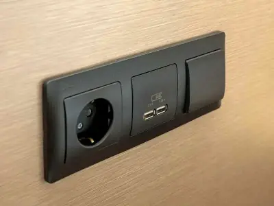 Розетки 220V и USB на стене капсулы — GettSleep Терминал B вылет