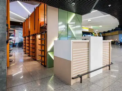 Вид из ресепшн на коридор с капсулами — GettSleep Терминал B вылет